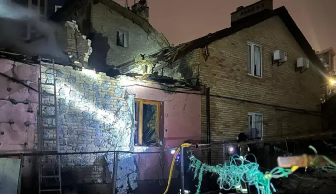 Вночі Росія атакувала Київ: у кількох районах зафіксовано падіння уламків та пожежі