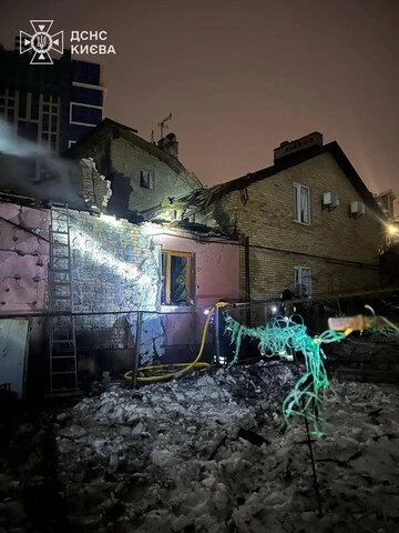 У Києві ліквідували пожежі після нічної атаки РФ: ДСНС розповіли про ситуацію у місті 