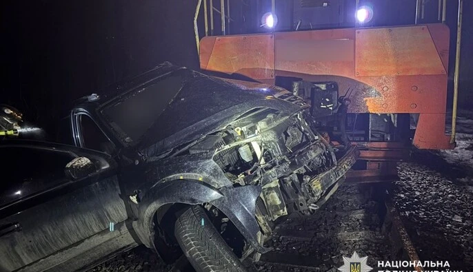 В Черновицкой области на железной дороге столкнулись внедорожник и тепловоз