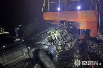 У Чернівецькій області на залізниці зіштовхнулися  позашляховик і тепловоз