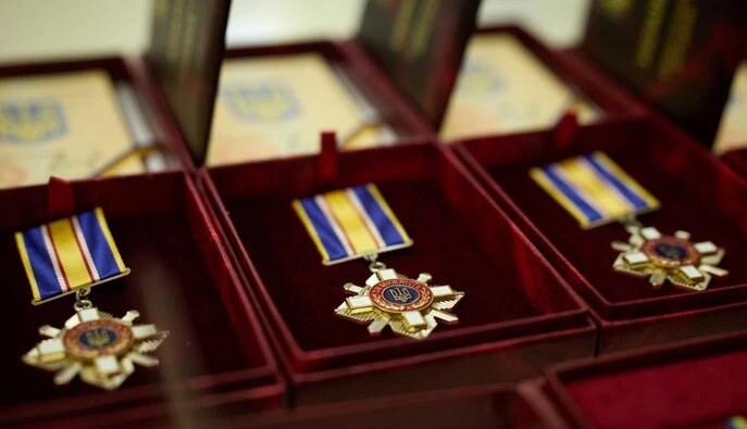 Зеленский наградил двух энергетиков ДТЭК за поддержку энергосистемы во время войны