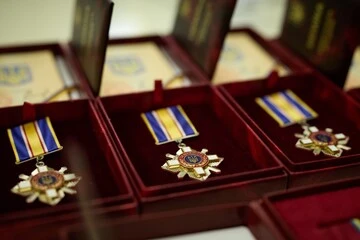 Зеленский наградил двух энергетиков ДТЭК за поддержку энергосистемы во время войны