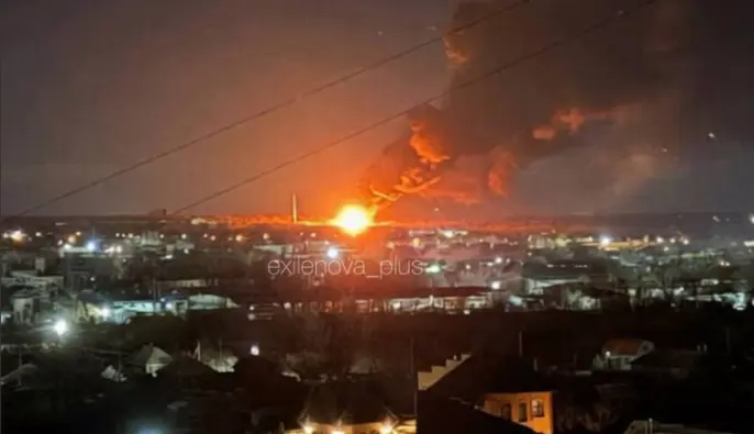 В окупованому Луганську вночі пролунали вибухи – повідомляють про пожежу на нафтобазі