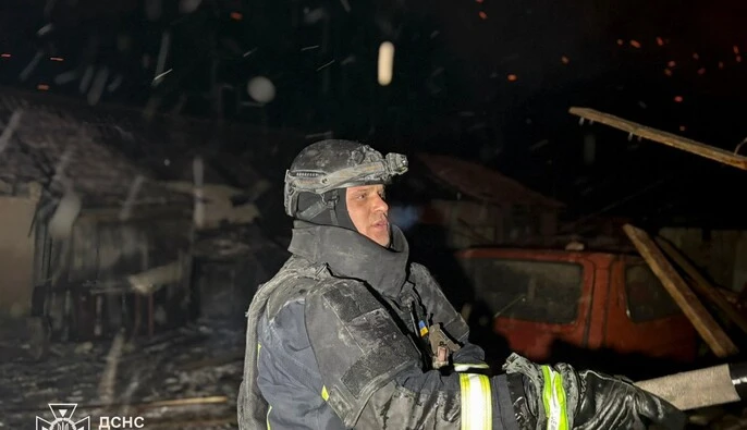 Удар по частному сектору в Харьковской области: спасатели извлекли из-под завалов тело женщины