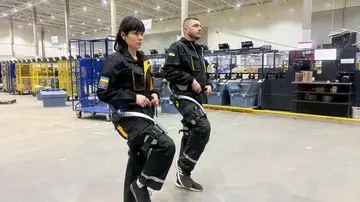 "Укрпочта" испытывает экзоскелеты на сортировочном терминале