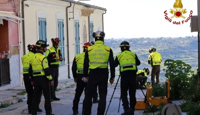 Пожарные спасли из бездны около 400 редких книг на Сицилии после разрушительного оползня