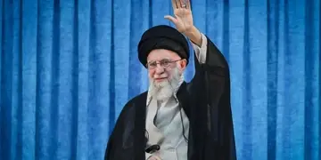 Санкції, ядерна угода та зростання бідності: FT про наслідки тривалого правління Хаменеї