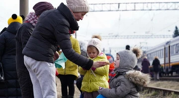 Зеленський підписав закон про примусову евакуацію дітей без батьківського дозволу із зон бойових дій 