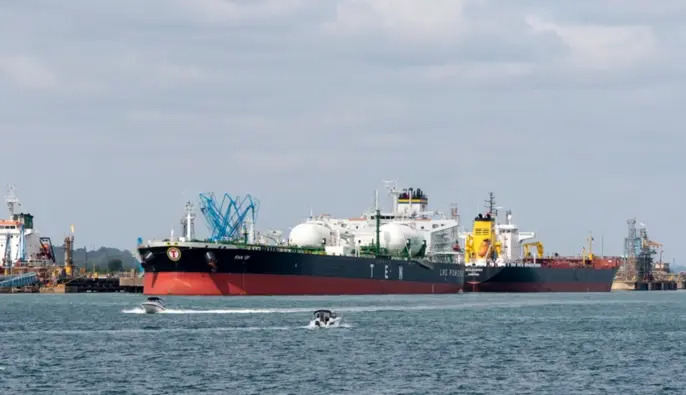 Зеленский – Украина обсуждает с ЕС конфискацию нефти с танкеров «теневого флота» России