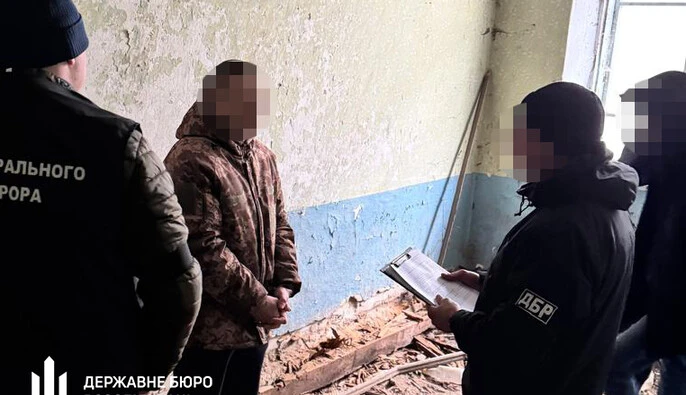 ДБР: Ексвійськовий вимагав 500 тис грн у синів загиблого захисника за виплату грошової допомоги