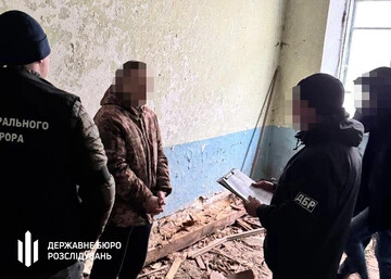 ДБР: Ексвійськовий вимагав 500 тис грн у синів загиблого захисника за виплату грошової допомоги