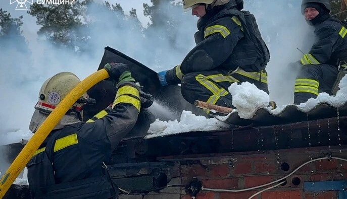 РФ повторно атакувала Шосткинську громаду на Сумщині: спалахнула пожежа