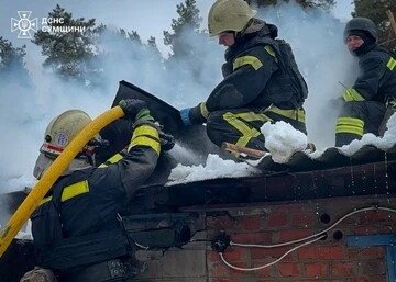 РФ повторно атакувала Шосткинську громаду на Сумщині: спалахнула пожежа