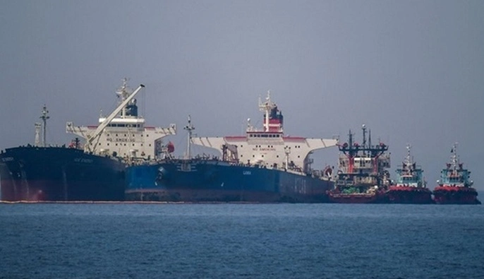 У танкер біля берегів ОАЕ влучили уламки невідомого снаряда 