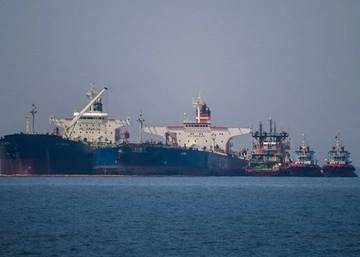 В танкер у берегов ОАЭ попали обломки неизвестного снаряда