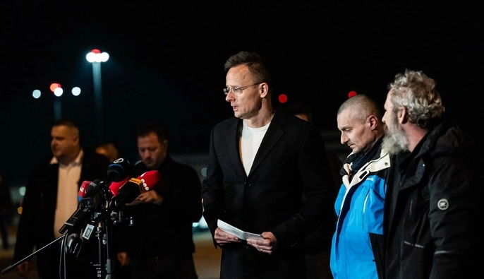 Сіярто підтвердив прибуття до Будапешта двох українських полонених з подвійним громадянством