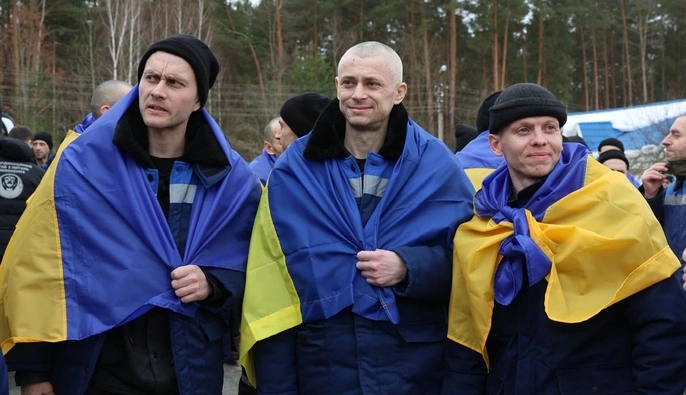 Украина вернула домой 200 военных из плена РФ