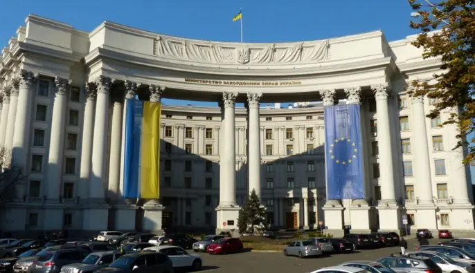 МЗС радить українцям утриматися від поїздок до Угорщини на тлі інциденту з інкасаторами банку