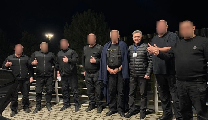 Співробітники інкасації Ощадбанку, яких утримували в Будапешті, прибули в Україну: всі подробиці 