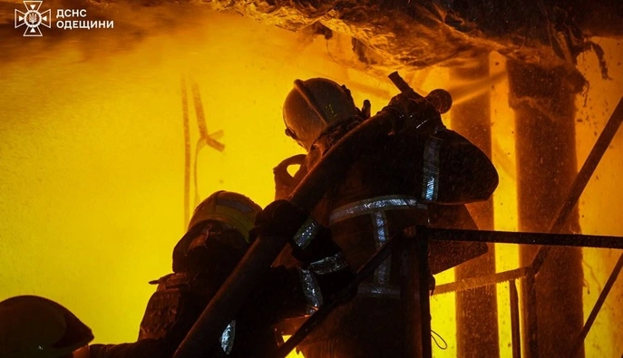 В Одесі та області зафіксували влучання ворожих БпЛА та пожежу на об'єктах інфраструктури