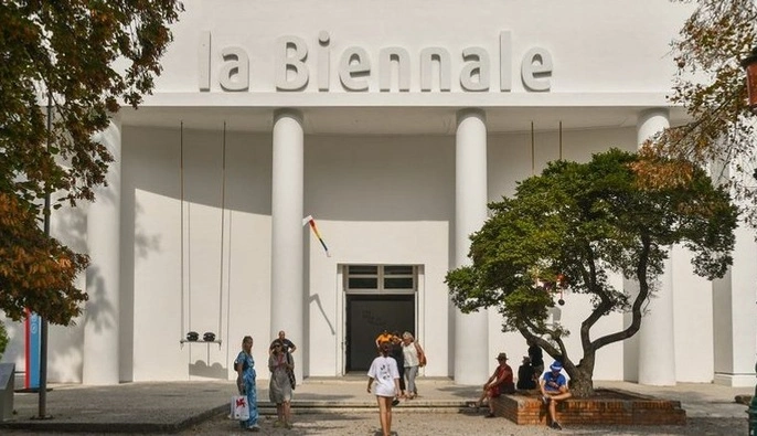 Сцена для виправдання воєнних злочинів: Венеційську бієнале закликають виключити Росію