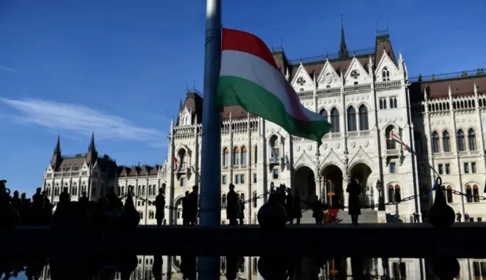 В парламенте Венгрии предложили арестовать изъятые наличные деньги и золото Ощадбанка