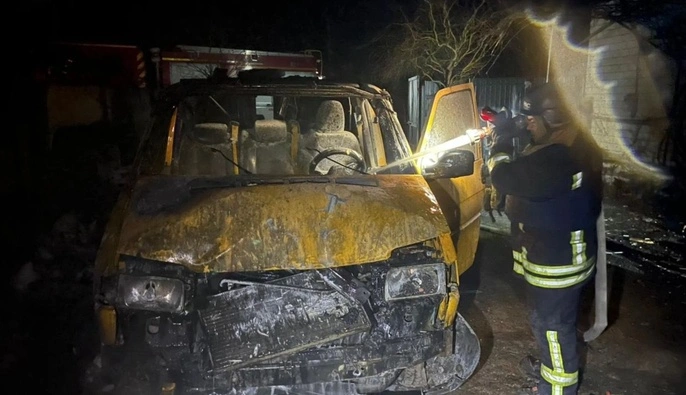 В Черниговской области после падения российского БПЛА вспыхнули дом и авто