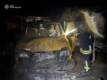 На Чернігівщині після падіння російського БПЛА спалахнули будинок і авто