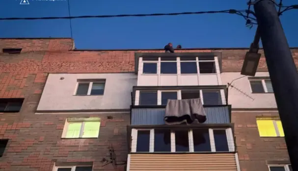 В Киевской области спасатели сняли девочку с крыши балкона на девятом этаже