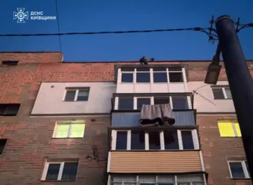 На Київщині рятувальники зняли дівчинку з даху балкону на дев’ятому поверсі