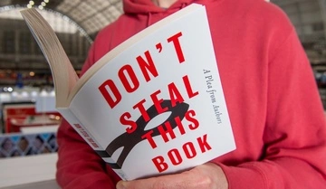 В знак протеста против ИИ тысячи писателей создали "пустую" книгу