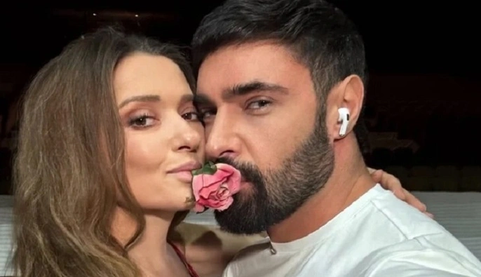 "Чия ідея була?": Могилевська і Козловський знову завмерли в поцілунку