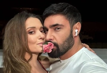 "Чия ідея була?": Могилевська і Козловський знову завмерли в поцілунку