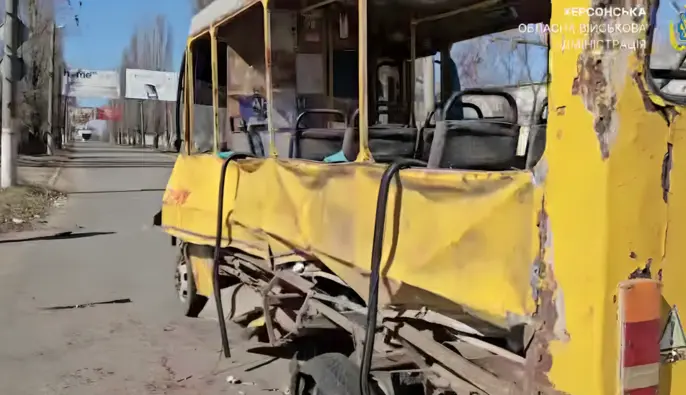 Российские войска атаковали маршрутку в Херсоне – пострадали восемь человек
