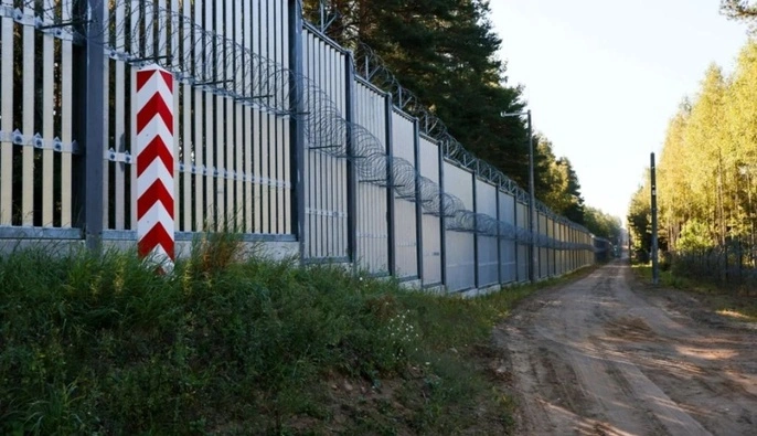 Польща розпочала зведення 4-метрового паркану на кордоні з Білоруссю