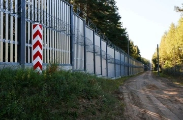 Польша начала строительство 4-метрового забора на границе с Беларусью