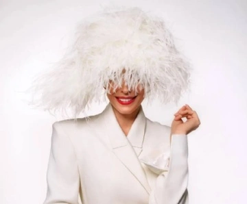 Пошарила в архивах: Осадчая показала причудливые шляпки из своей коллекции