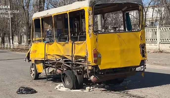 Атака по маршрутці в Херсоні: ушпиталені 16 людей, двоє — у важкому стані