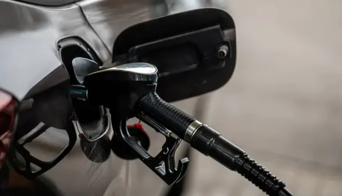 Кабмин готовит программу компенсации расходов на топливо из-за подорожания нефти – Зеленский  