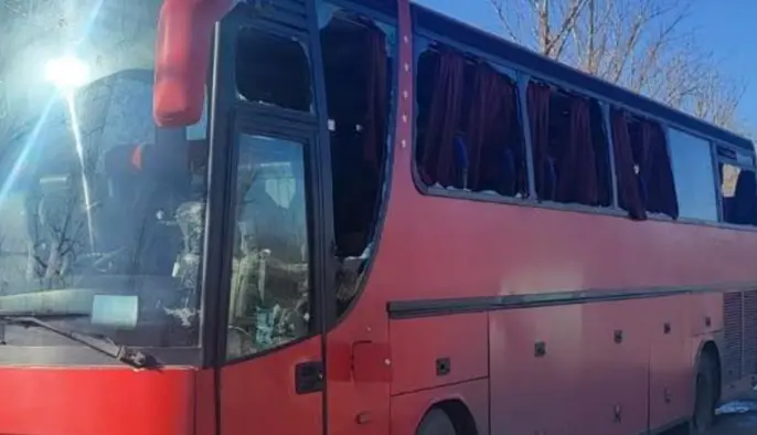 РФ завдала удару безпілотником по автобусу на Харківщині – є загиблий та 4 поранених