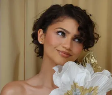 Просто цветочек гибискус: Зендея очаровала образом, который раньше носили Уитни Хьюстон и Кэрри Брэдшоу