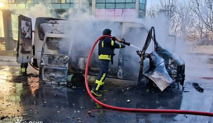 У Херсоні російський дрон влучив у мікроавтобус: поранений цивільний