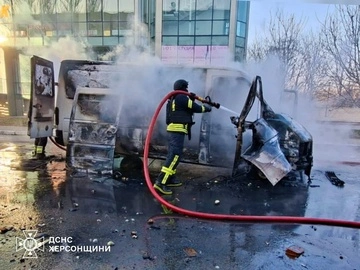 У Херсоні російський дрон влучив у мікроавтобус: поранений цивільний