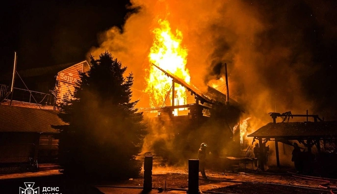 Вогнеборці ліквідували загоряння будівлі у приватному секторі в Києві