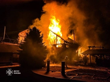 Пожарные ликвидировали возгорание здания в частном секторе в Киеве