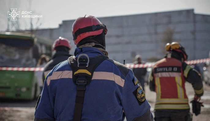 Наслідки ранкової атаки на Київ: у трьох районах міста зафіксовано падіння уламків