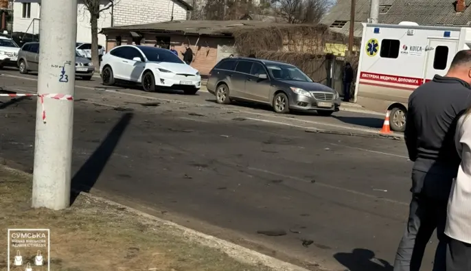 В Сумах удар російського дрона пошкодив щонайменше шість авто та будинки - є постраждалі