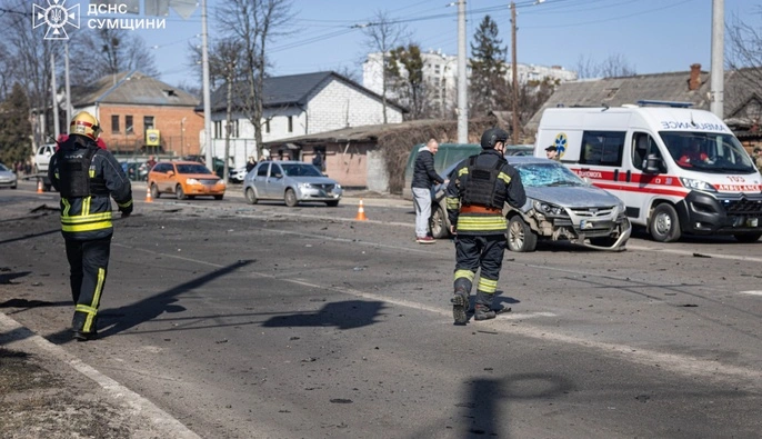 Росіяни вдарили БпЛА по дорозі у Сумах: пошкоджено авто та будинки, є травмовані