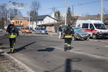 Россияне ударили БпЛА по дороге в Сумах: повреждены авто и дома, есть травмированные
