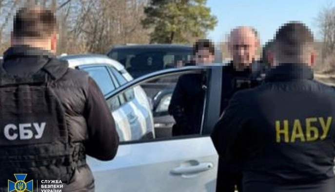 Підбурював до хабаря у $30 тисяч: НАБУ та СБУ викрили суддю з Луганщини 